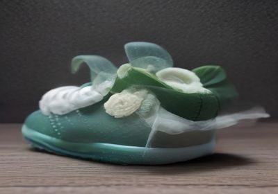 阿迪达斯三叶草Originals系列经典白色Stan Smith运动鞋特写，三叶草Logo清晰可见，极简设计背景